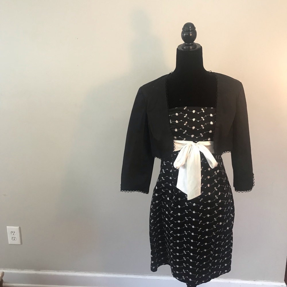 Polka dot sleeveless dress & black cropped blazer